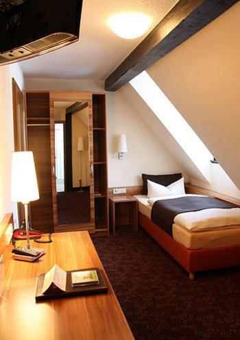 Hotel Goldener Hirsch Suhl Quarto foto